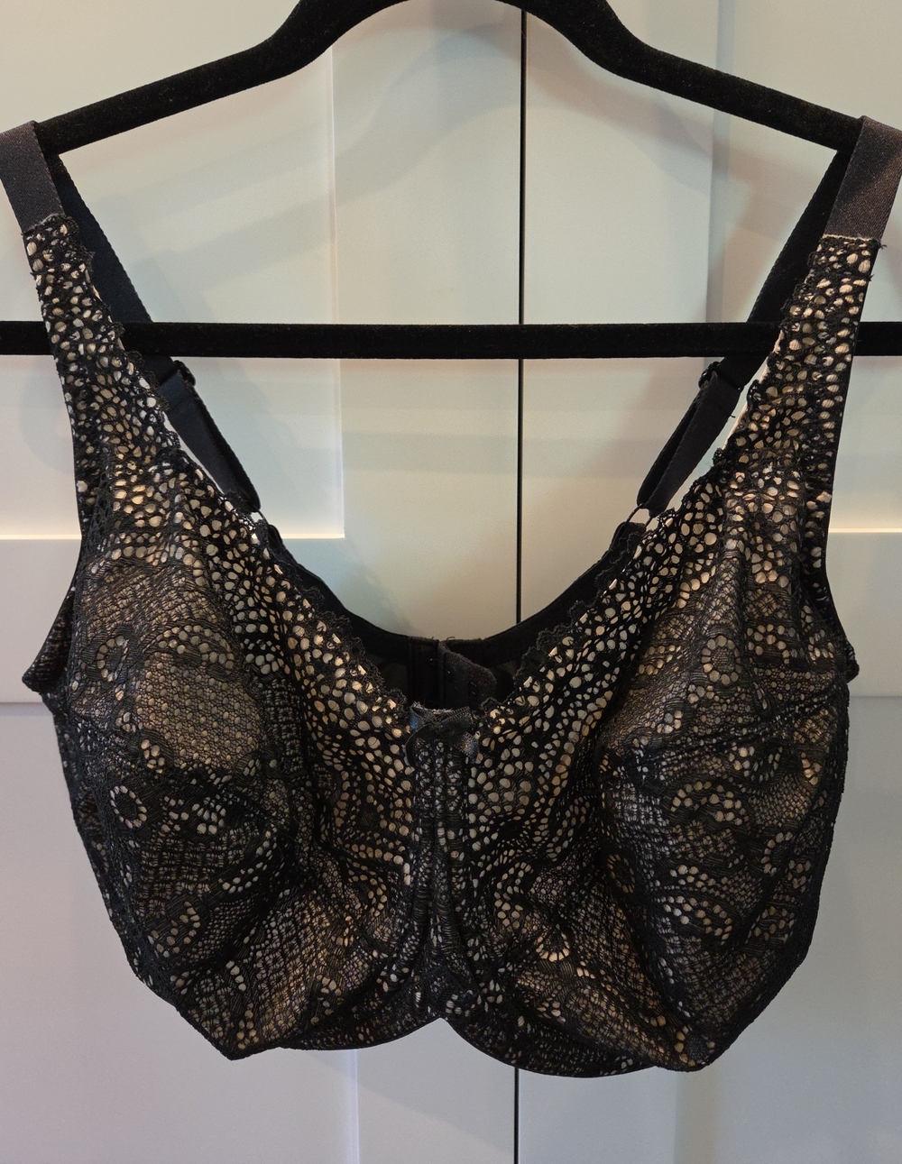 Lace-Detail Full Coverage Bra in Black and Cream
